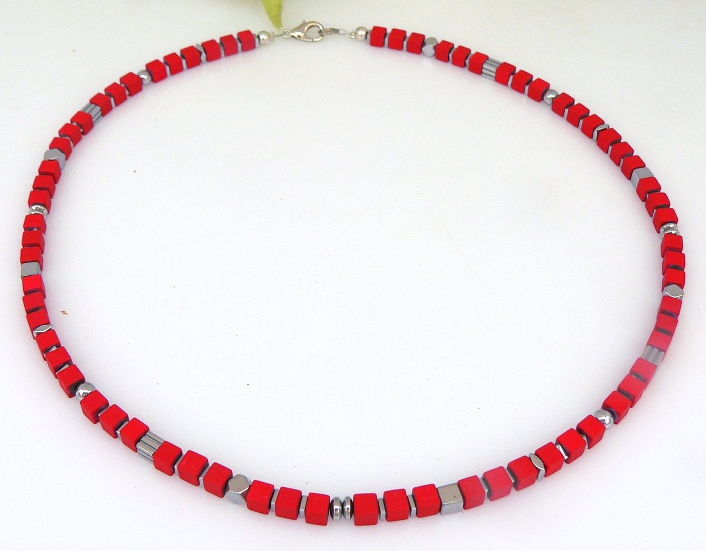 traumschmuck Collier 071c Halskette Würfelkette Hämatit 4mm matt einfarbig rot silber (Geschenk, Muttertag, Weihnachten, Geburtstag, Valentinstag, incl. Schmuckbox), handgefertigt, Made in Germany von traumschmuck