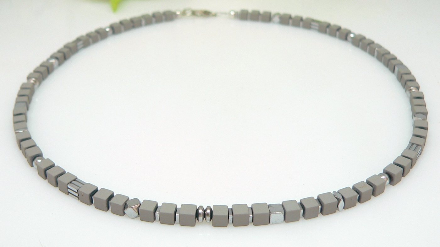 traumschmuck Collier 071k Halskette Würfelkette Hämatit 4mm matt grau hellgrau silber (Geschenk, Muttertag, Weihnachten, Geburtstag, Valentinstag, incl. Schmuckbox), handgefertigt, Made in Germany von traumschmuck