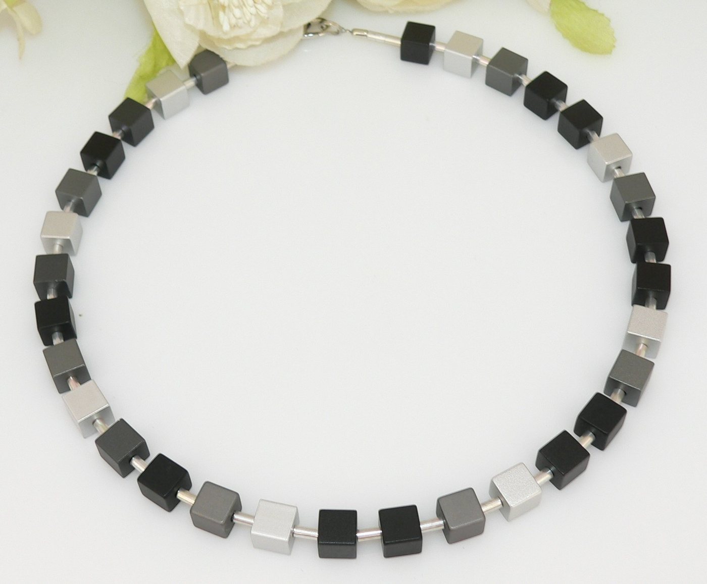 traumschmuck Collier 098tt Collier Halskette elox Aluminium Würfel schwarz silber grau (Geschenk, Muttertag, Weihnachten, Geburtstag, Valentinstag, inkl Schmuckbox), Made in Germany von traumschmuck