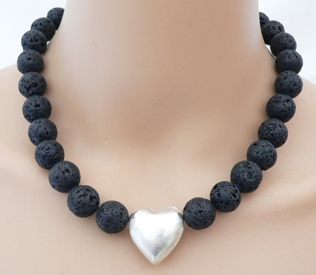 traumschmuck Collier 485s Collier Lava Perlen schwarz 14mm Herz versilbert gebürstet (Geschenk, Muttertag, Weihnachten, Geburtstag, Valentinstag, incl. Schmuckbox), handgefertigt, Made in Germany von traumschmuck