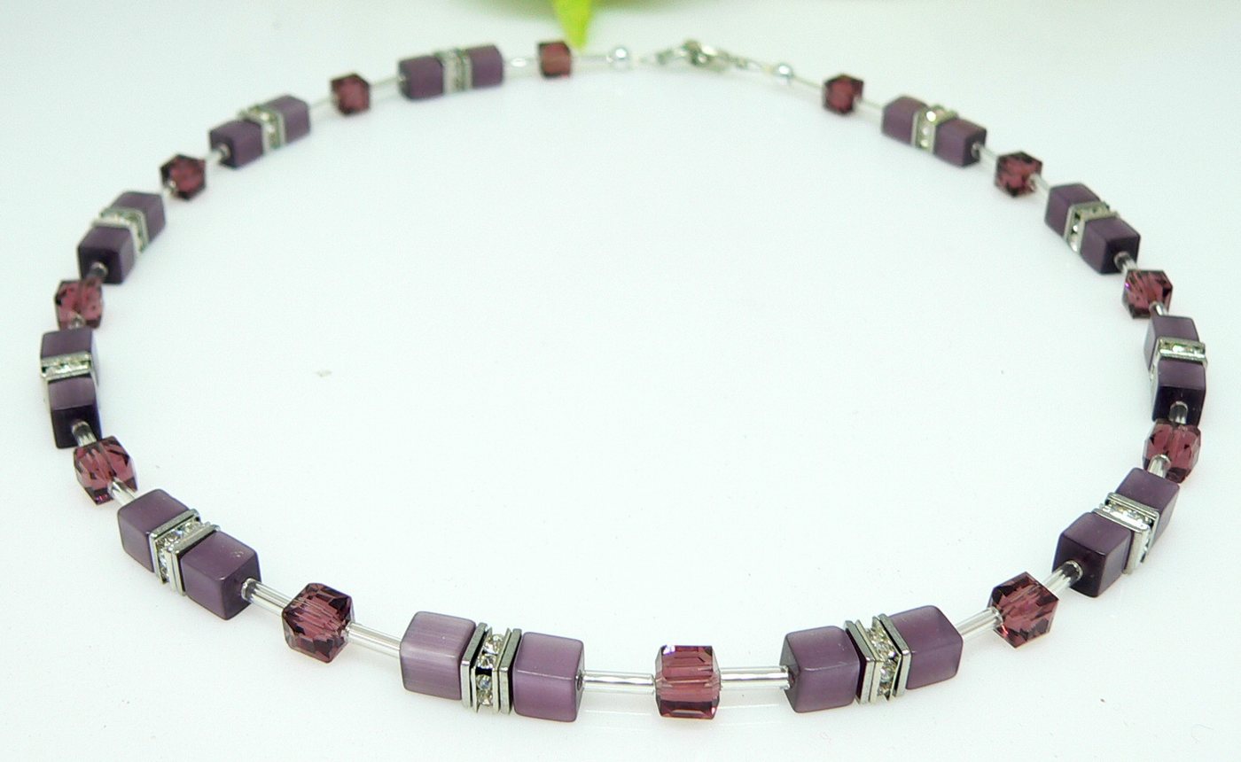 traumschmuck Collier 540b Collier Würfel Cat Eye Kristallglas lila purple Strass, handgefertigt, Made in Germany von traumschmuck