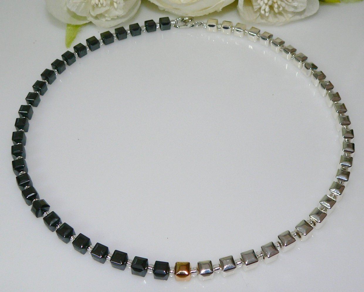 traumschmuck Kette ohne Anhänger 225b Würfelkette Collier Hämatit Perlen schwarz silber Würfel rosègold (Geschenk, Muttertag, Weihnachten, Geburtstag, Valentinstag, incl. Schmuckbox), handgefertigt, Made in Germany von traumschmuck