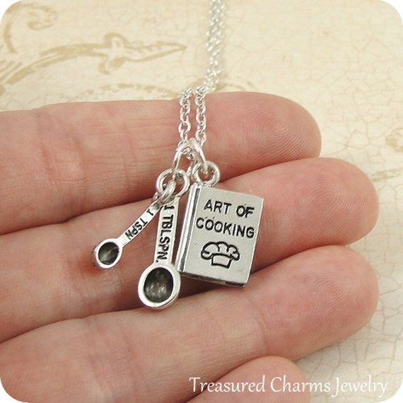 Bäcker Kochbuch Und Messlöffel Halskette, Versilberter Backanhänger An Einer Silbernen Kabelkette von treasuredcharms