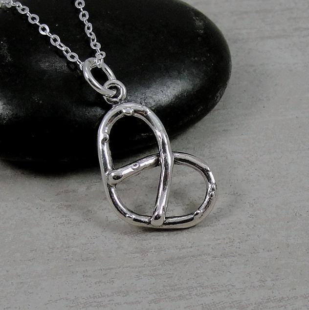 Weiche Brezel-Halskette, Brezel-Anhänger-Halskette, Brezel-Anhänger, Brezel-Charm-Halskette, 925 Sterling Silber von treasuredcharms