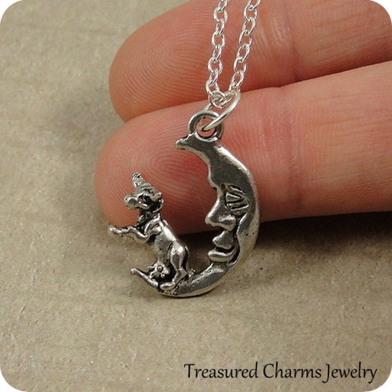 Die Kuh Sprang Über Den Mond Halskette, Silberne Charm An Einer Silbernen Kabelkette von treasuredcharms