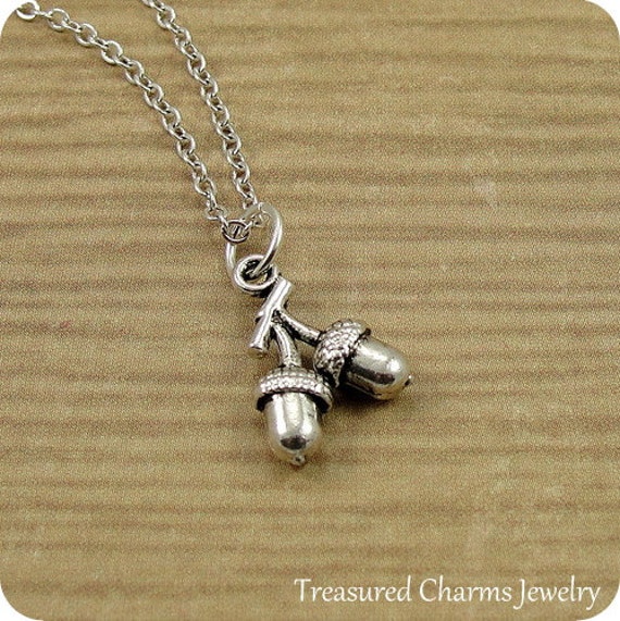 Eicheln Auf Zweig Halskette, Versilberter Anhänger An Einer Silbernen Kabelkette von treasuredcharms