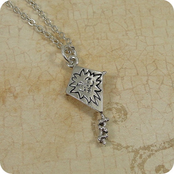 Kite Halskette, Silber Charm An Einer Silbernen Kabelkette von treasuredcharms