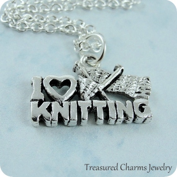 Love Strick Charm, Versilberte Liebe Zum Stricken Charm An Einer Silbernen Kabelkette von treasuredcharms
