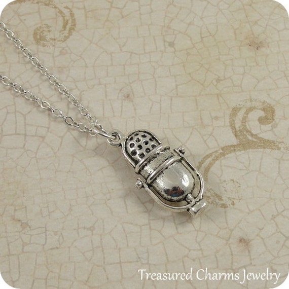 Mikrofon Halskette, Silber Charm An Einer Silbernen Kabelkette von treasuredcharms