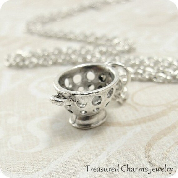 Pasta Sieb Anhänger, Versilberte Anhänger An Einer Silber Kette von treasuredcharms