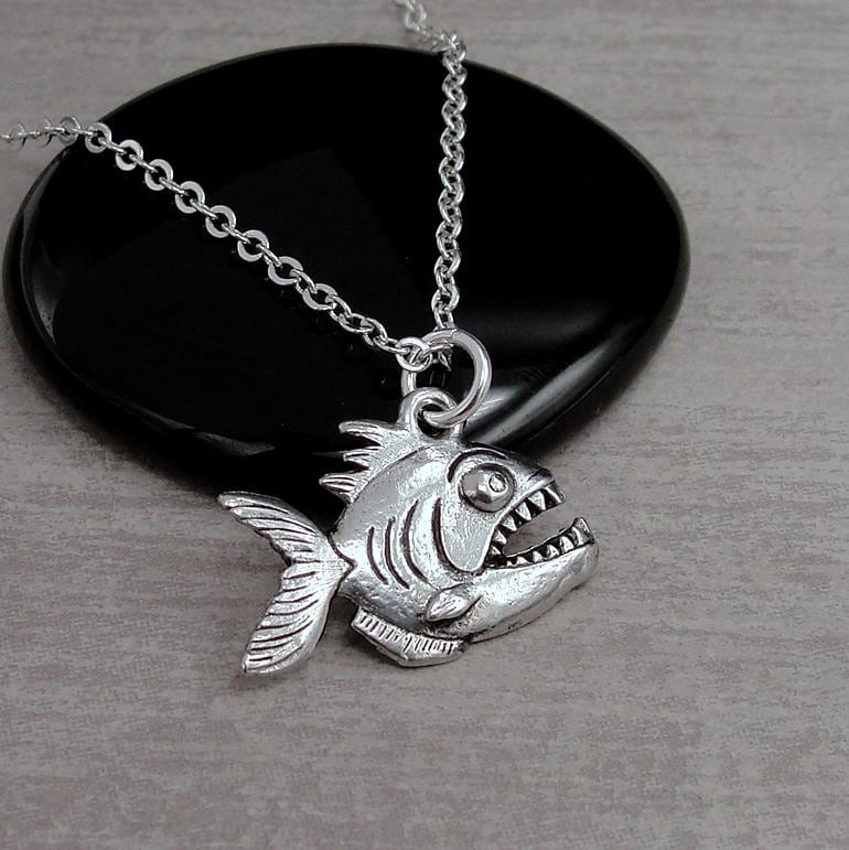 Piranha Halskette, Versilbert Charm Anhänger, Fisch Charm, Geschenk, Schmuck von treasuredcharms