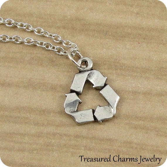 Recycling Symbol Halskette, Versilberter Charm An Einer Silbernen Kabelkette von treasuredcharms
