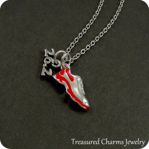 Restposten, Marathonlaufschuh-Anhänger, Silber Und Rot 26.2 Karabiner Anhänger An Einer Silbernen Kabelkette von treasuredcharms
