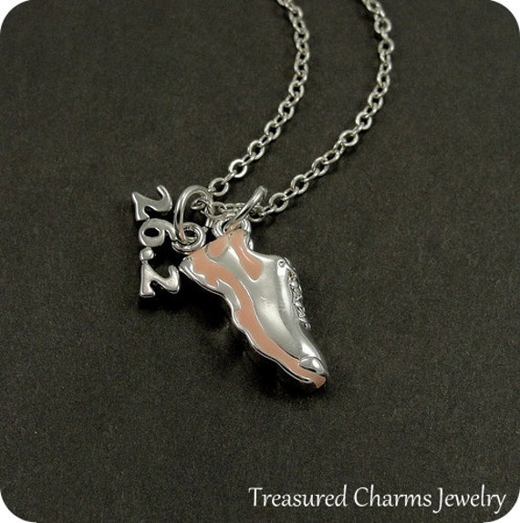 Restposten, Versand Armband Laufschuh Anhänger, Silber Und Rosa 26.2 Anhänger An Einer Silbernen Kette von treasuredcharms