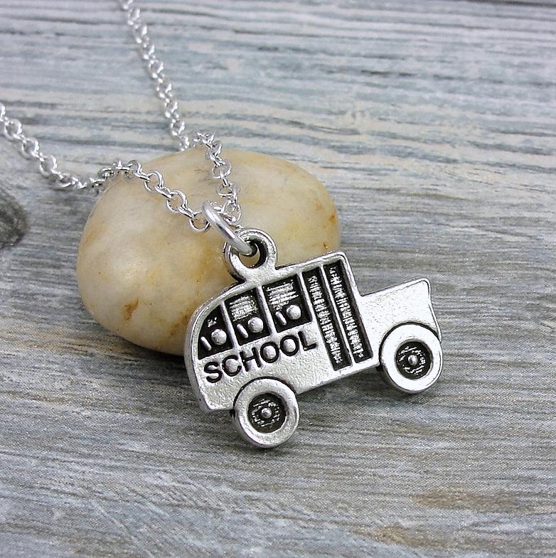 Schulbus Halskette, Silber Charm Busfahrer Schul Charm, Zurück Zu Schulgeschenk, Geschenk von treasuredcharms