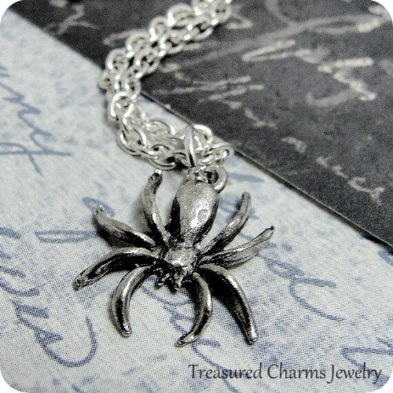 Spinne Halskette, Versilberte Charm An Einer Silbernen Kabelkette von treasuredcharms