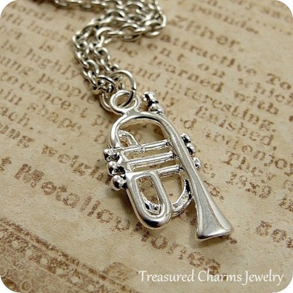 Trompetenkette, Versilberter Trompetenanhänger An Silberner Kabelkette von treasuredcharms