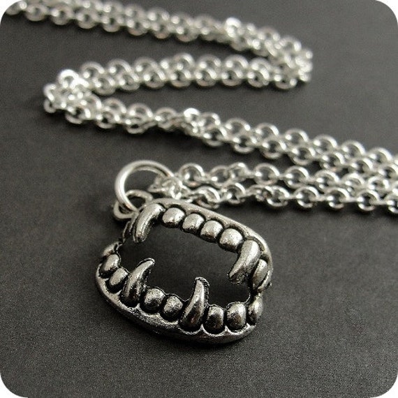 Vampir Fangs Halskette, Silber Zähne Anhänger An Einer Silbernen Kabelkette von treasuredcharms