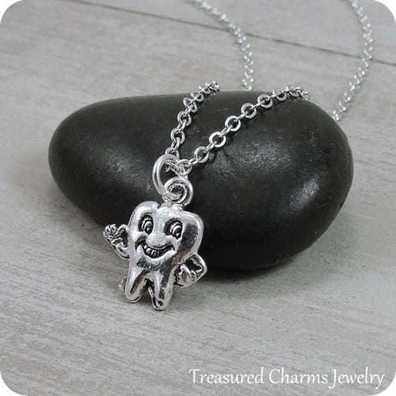 Zahn Halskette, Silber Lächelnder Anhänger An Einer Silbernen Kabelkette von treasuredcharms