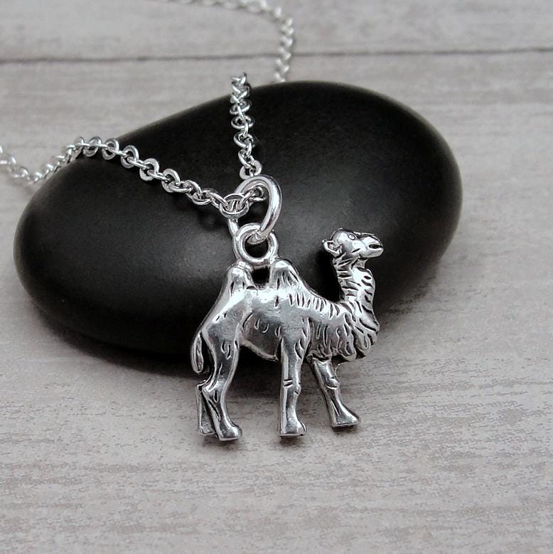 Zwei Buckel-Kamel-Halskette, Silber-Kamel-Halskette, Kamel-Charme-Halskette, Kamel-Anhänger, Kamel-Geschenk, Kamel-Schmuck von treasuredcharms