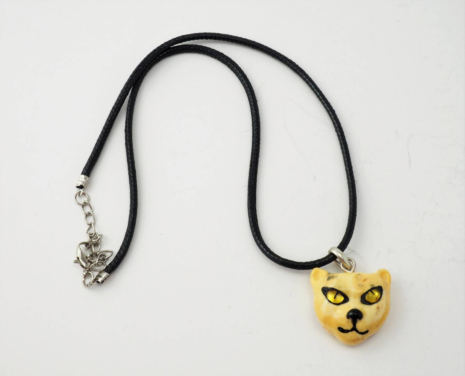 Einzigartige Artisan Butterscotch Bernstein Geschnitzte Katze Tier Gepard Gesicht Anhänger Schwarze Akkord Halskette Einzigartige Artisan Butterscotch Bernstein Geschnitzte Katze Tier Gepard Gesicht Anhänger Schwarze Akkord Halskette von treasureflow