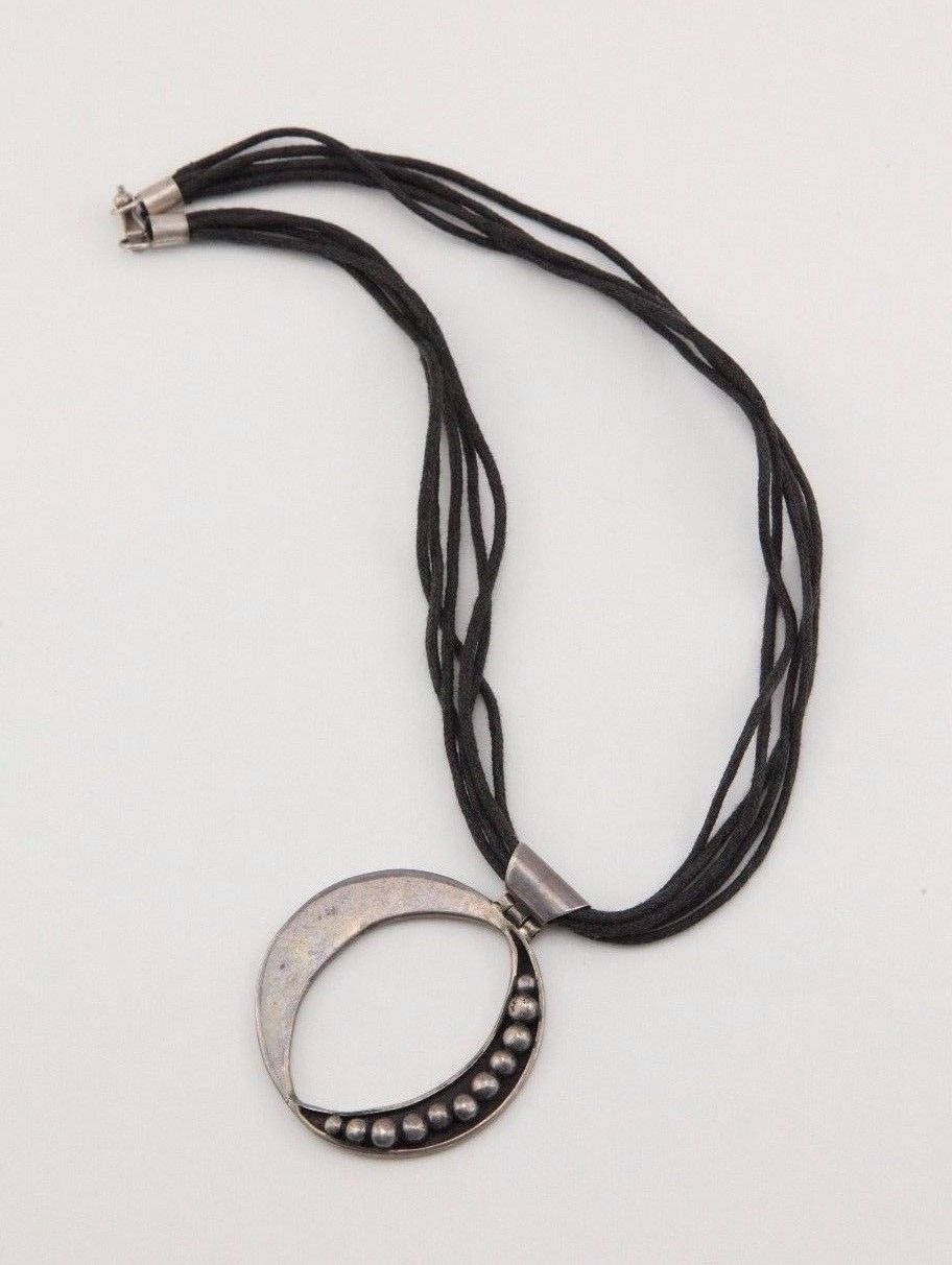 Vintage Handgemachte 950 Silber Erbsen in Pod Anhänger - Schwarze Spitze Halskette Vintage Handgemachte 950 Silber Erbsen in Pod Anhänger - Schwarze Spitze Halskette von treasureflow