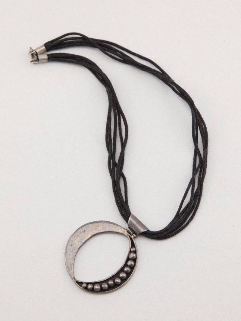 Vintage Handgemachte 950 Silber Erbsen in Pod Anhänger - Schwarze Spitze Halskette Vintage Handgemachte 950 Silber Erbsen in Pod Anhänger - Schwarze Spitze Halskette von treasureflow