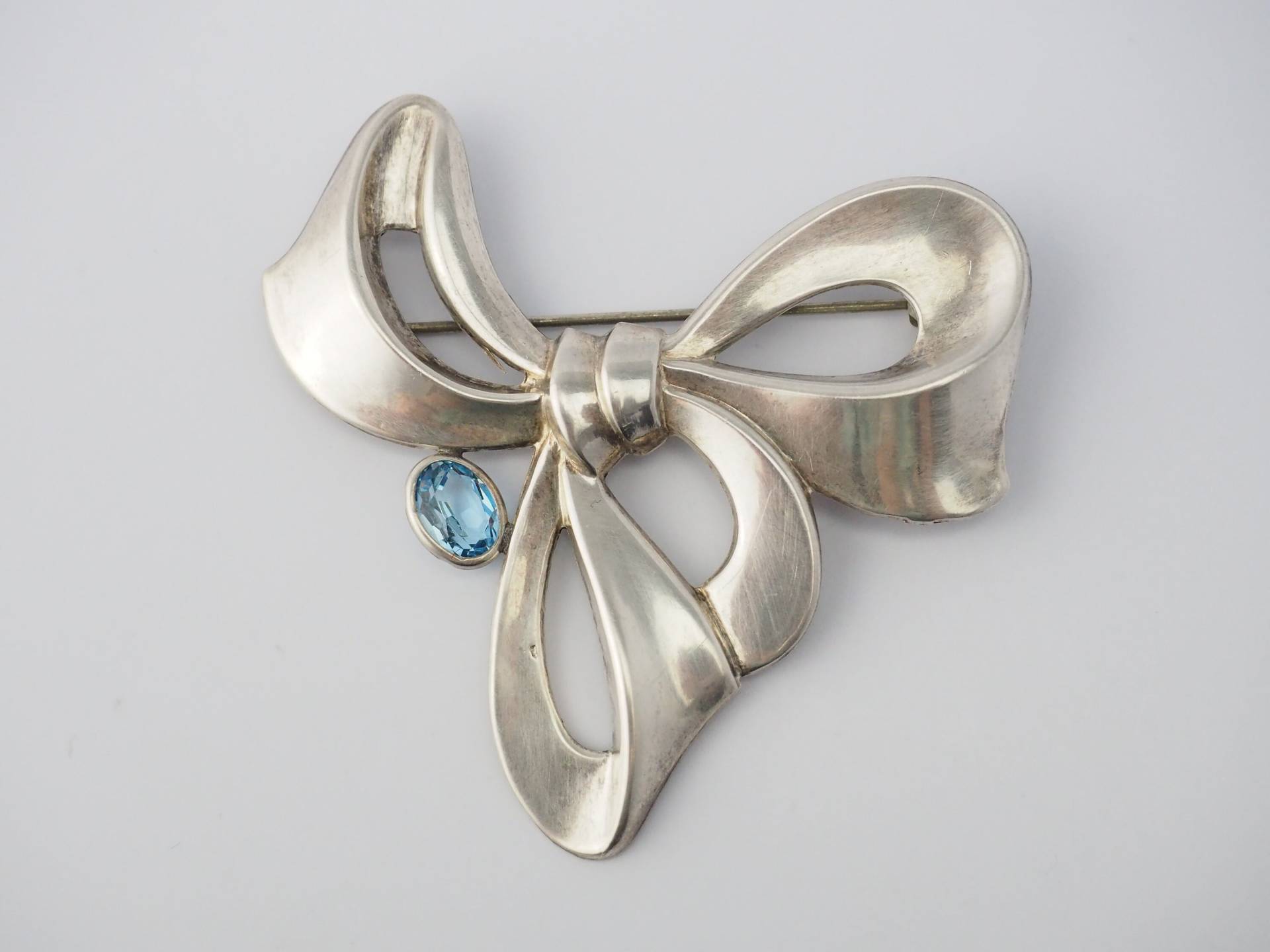 Vintage Handgemachte Sterling Silber Bow Ribbon Facettierten Blauen Kristall Pin Brosche Vintage Handgemachte Sterling Silber Bow Ribbon Facettierten Blauen Kristall Pin Brosche von treasureflow