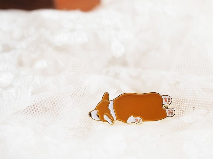 Niedlicher Schlafender Corgis Hard Emaille Pin Niedlicher Schlafender Corgis Hard Emaille Pin von treasurehuntwithme
