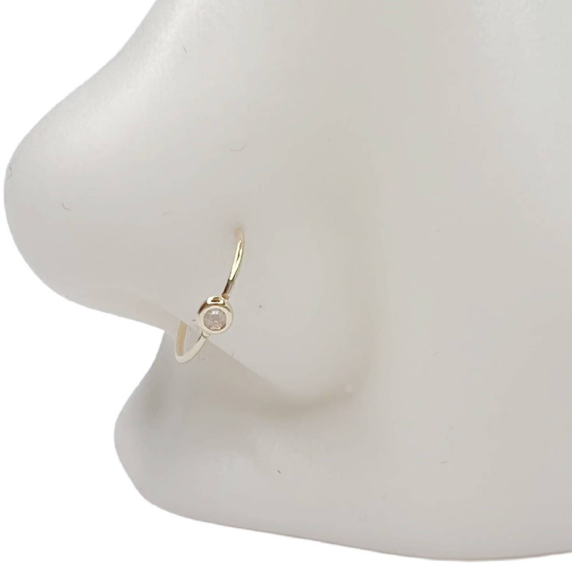 14Kt Dünne 24G Nasenring Creolen 8Mm | Bezel Set 1 Mm Stein Zarte Massiv Gelbgold Nasenbügel 14K Körperschmuck Für Her Frauen Weiblich 14Kt Dünne 24G Nasenring Creolen 8Mm | Bezel Set 1 Mm Stein Zarte Massiv Gelbgold Nasenbügel 14K Körperschmuck Für Her Frauen Weiblich von treasureimports