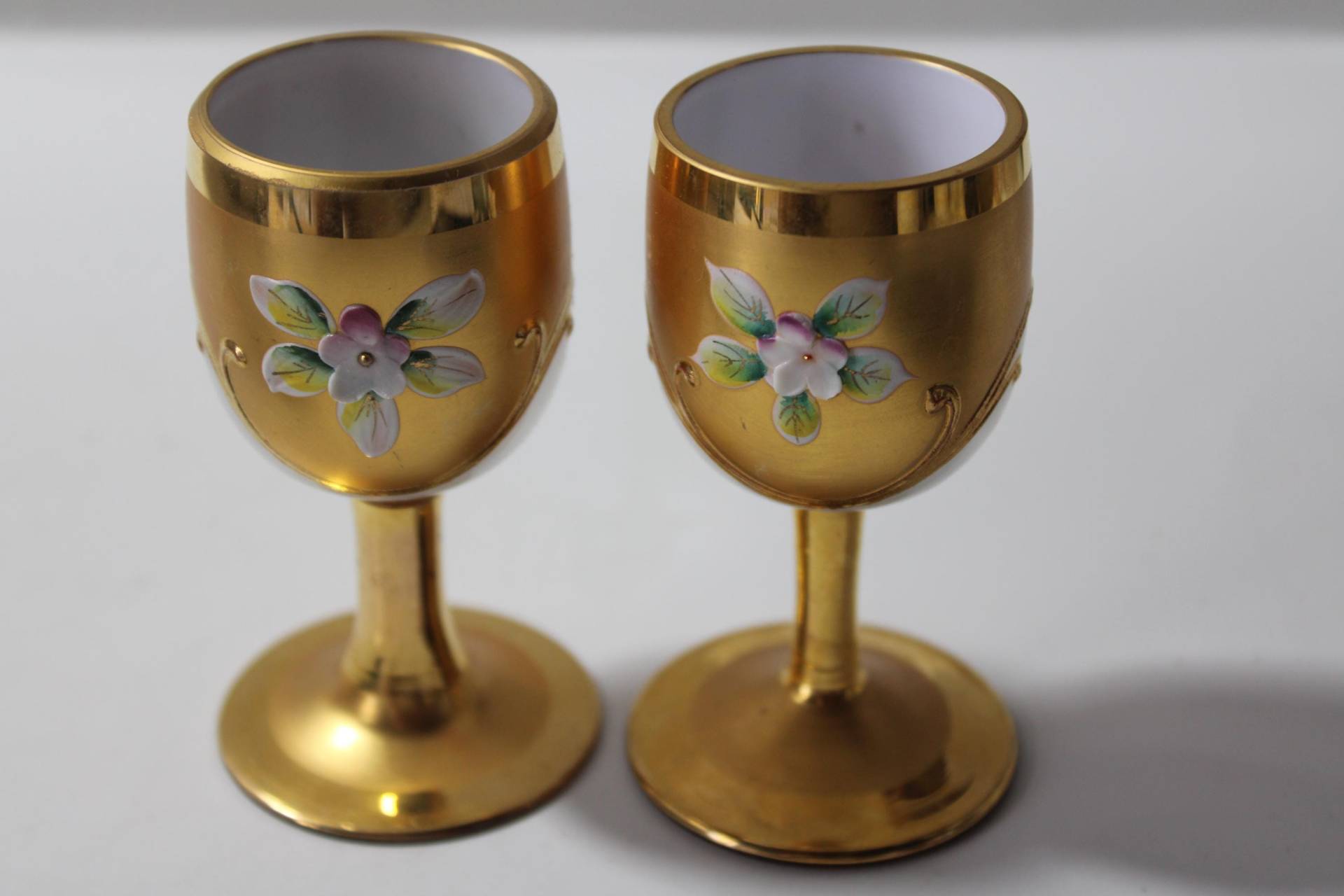Handbemalte Blumenstielgläser - Vintage-Set Mit Goldakzent Handbemalte Blumenstielgläser - Vintage-Set Mit Goldakzent von treasuresfromtheuk
