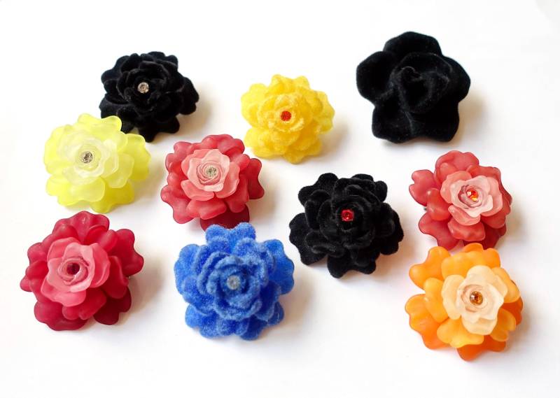 10 Rosen Broschen Set 90Er Jahre Handgemacht Gelb Schwarz Orange Rot Blau Kunstharz Strass 4-5cm Sammlung Made in Germany 1990 Vintage von treasuresofsoho