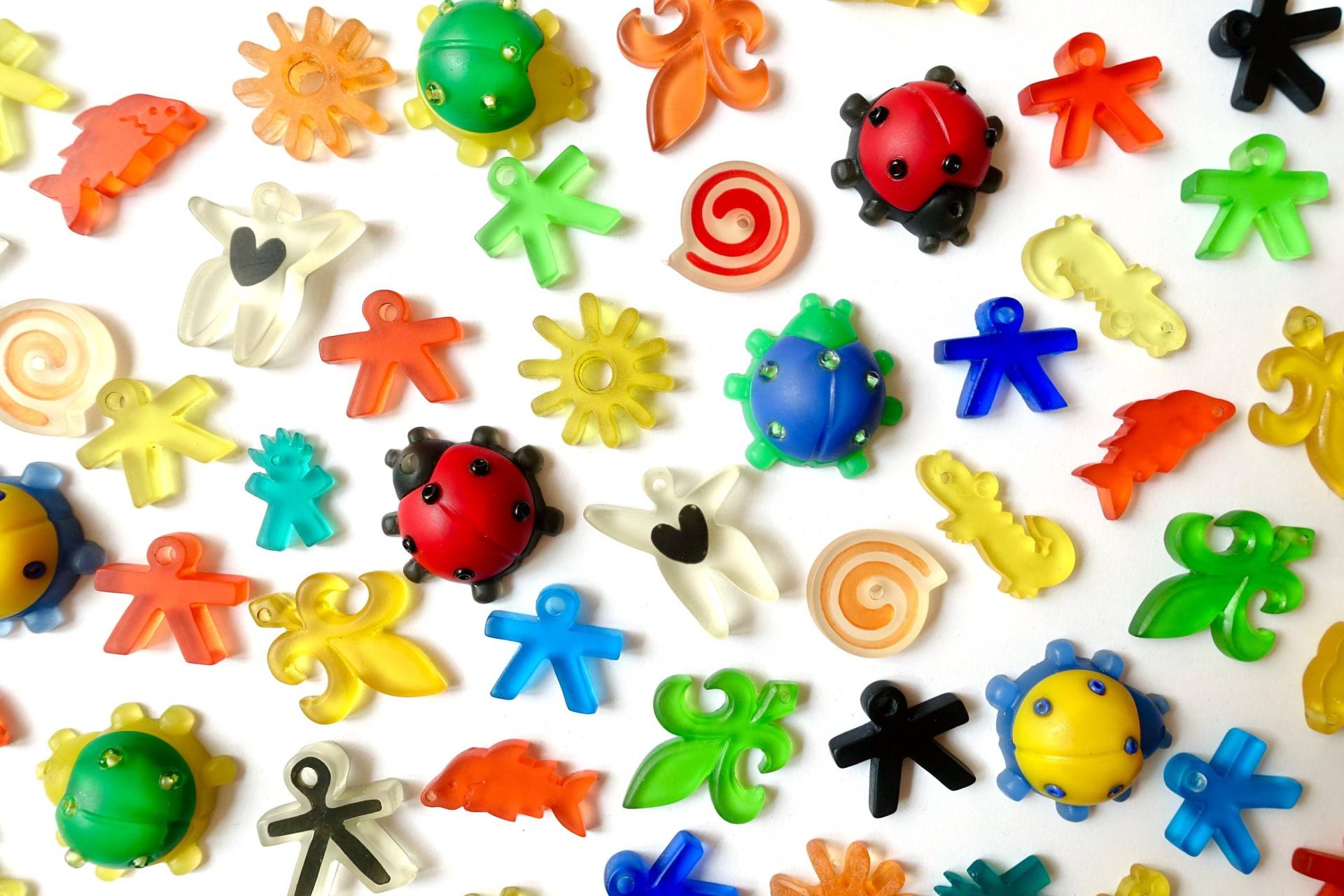 51 Stück Bunte 90Er Kunstharz Anhänger Sammlung Mann Frau Lilie Sonne Marienkäfer Spirale Plastik Charms Funky Handmade Jahre von treasuresofsoho