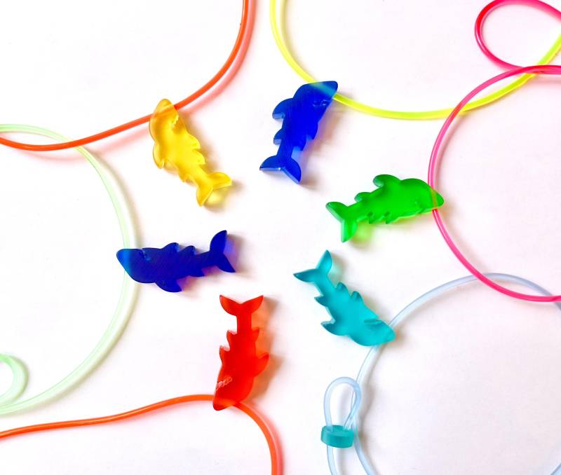 90Er Haifisch Kette Neonfarben Blau Orange Rot Türkis Pink Grün Retro Schwarzlicht Leuchtend Hai Fisch Kunstharz Handgemacht von treasuresofsoho