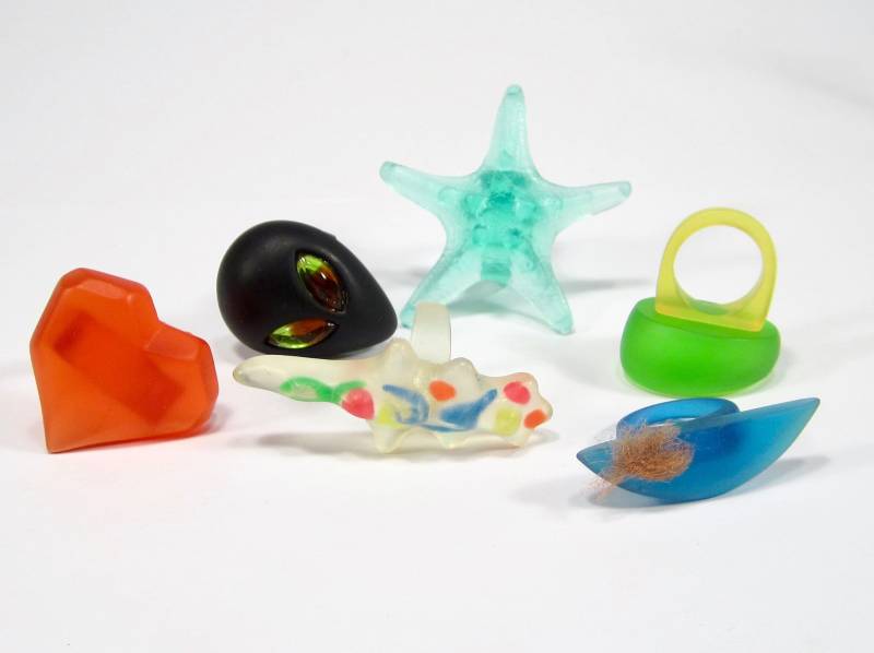 Bunte 90Er Kunstharz Ringe Set 6 Stück Herz Alien Seestern Spirale Rot Blau Türkis Neon Plastik Funky Handmade Jahre No. 31 von treasuresofsoho