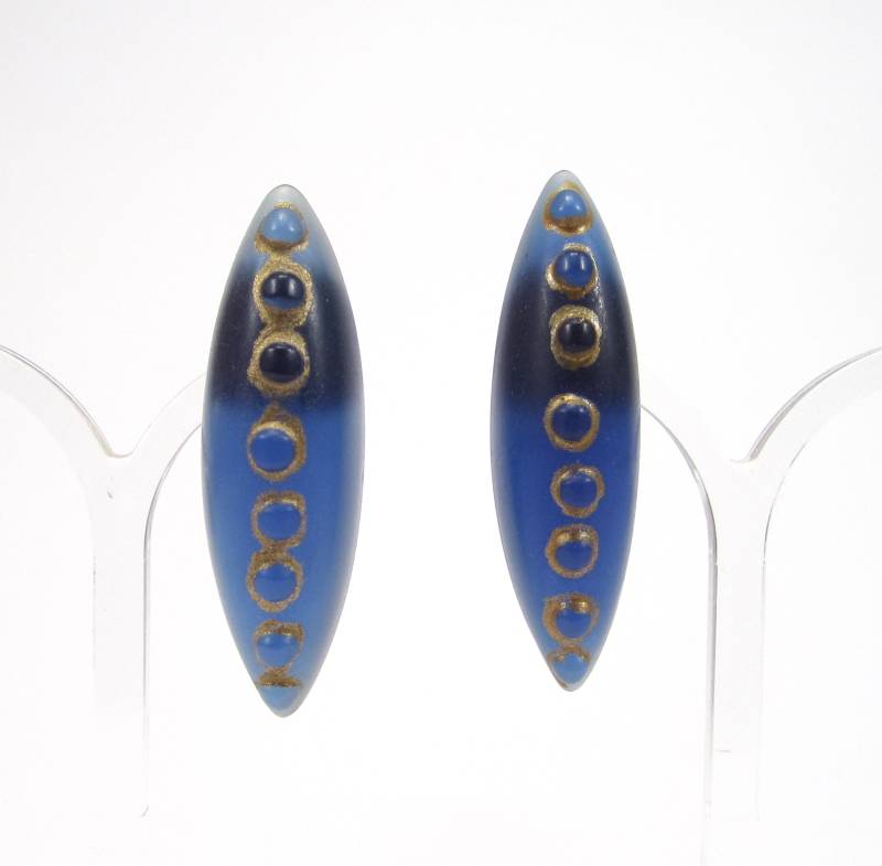 Große Blaue Vintage Plastik Ohrclips Spitzoval Navette Matt Kunstharz 6x2cm Original Soho Köln 1993 Made in Cologne Große Blaue Vintage Plastik Ohrclips Spitzoval Navette Matt Kunstharz 6x2cm Original Soho Köln 1993 Made in Cologne von treasuresofsoho