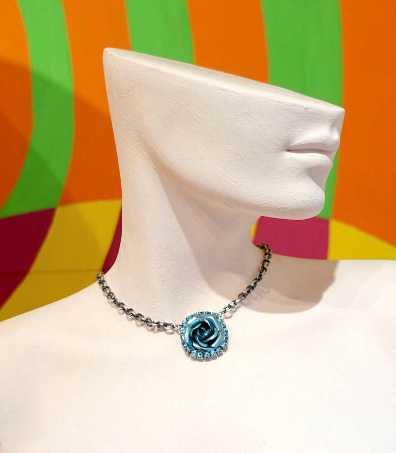 Große Rosen Kette Hellblau Kristall Trachtenschmuck Oktoberfest Collier Strass Altsilber Halsschmuck Strassteine Handmade in Cologne Germany von treasuresofsoho