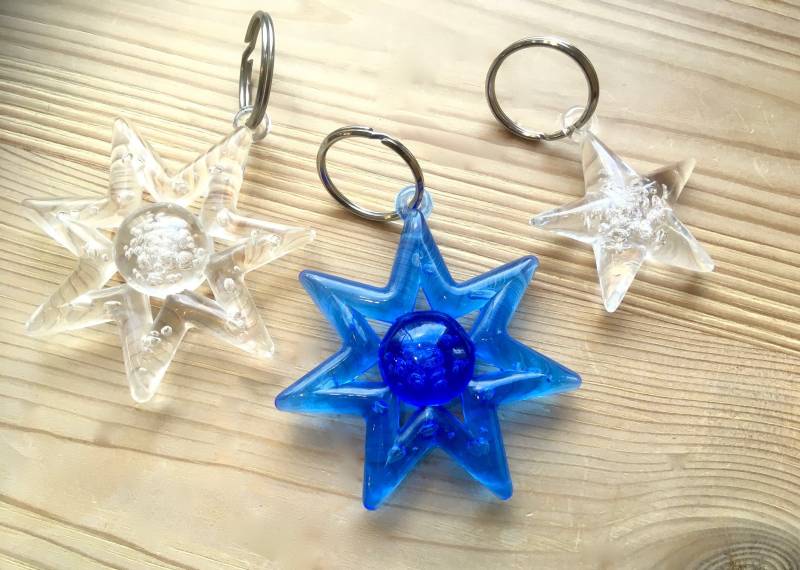 Großer Stern Schlüsselanhänger Kunstharz Unikat Blau Weiß 90Er Jahre Made in Germany von treasuresofsoho