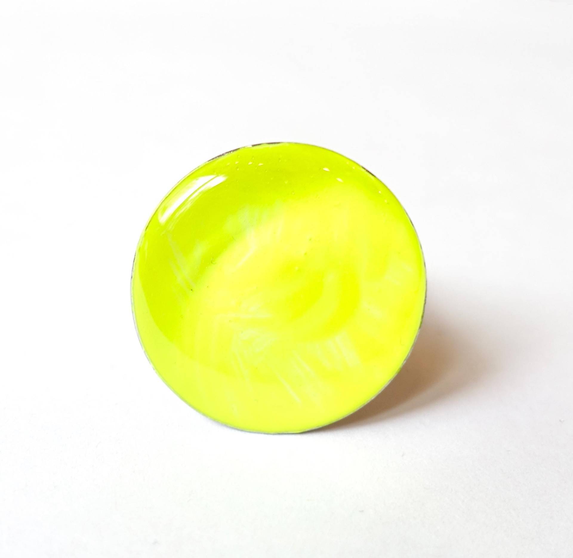 Neon Gelber Statement Ring Space Fluroszierend Handmade in Germany von treasuresofsoho