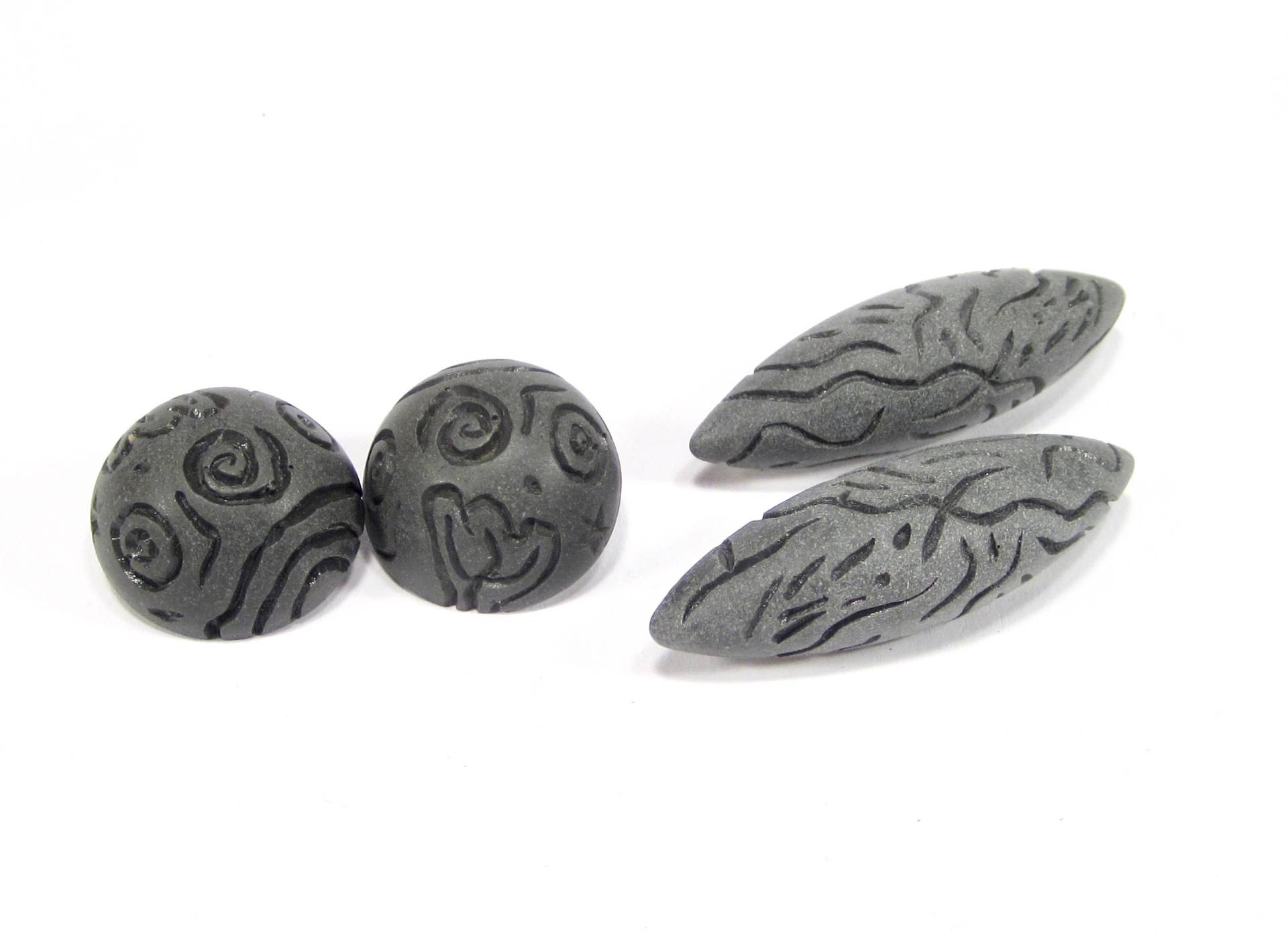 Ohrclip Set 2 Paare Große Graue Vintage Ohrclips Spitzoval Navette Rund Matt Grau Kunstharz Original Soho Köln 1993 Made in Cologne von treasuresofsoho