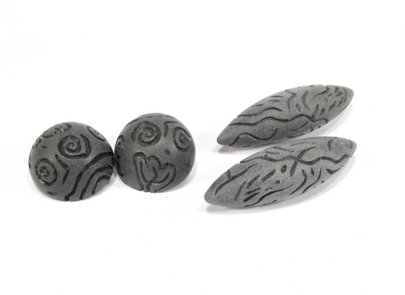 Ohrclip Set 2 Paare Große Graue Vintage Ohrclips Spitzoval Navette Rund Matt Grau Kunstharz Original Soho Köln 1993 Made in Cologne Ohrclip Set 2 Paare Große Graue Vintage Ohrclips Spitzoval Navette Rund Matt Grau Kunstharz Original Soho Köln 1993 Made in Cologne von treasuresofsoho