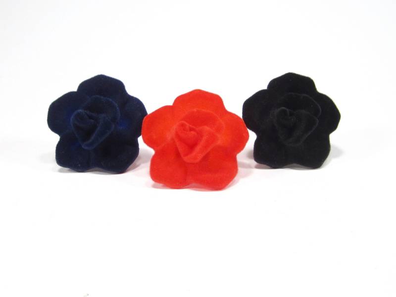 Riesen Statement Rosen Ring 5 cm Set 3 Stück 90Er Jahre Handgemacht Schwarze, Blaue, Rote Rose Samt Made in Germany 1990 Vintage Spanien von treasuresofsoho