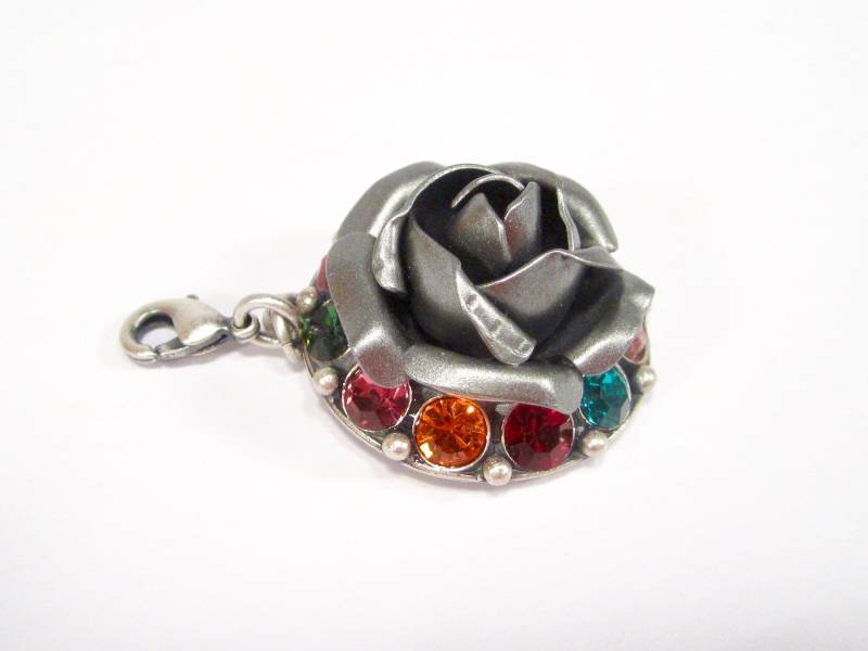 Rosen Anhänger Matt Silber Grau Eloxiert Bunt Strass Kristalle Strasssteine Karabiner Handmade in Cologne Germany Rosen Anhänger Matt Silber Grau Eloxiert Bunt Strass Kristalle Strasssteine Karabiner Handmade in Cologne Germany von treasuresofsoho