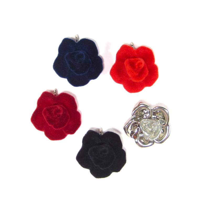 Rosen Anhänger Samt 3, 5 cm Kettenanhänger Rot Silber Blau Schwarz Grün Made in Germany 1990 von treasuresofsoho