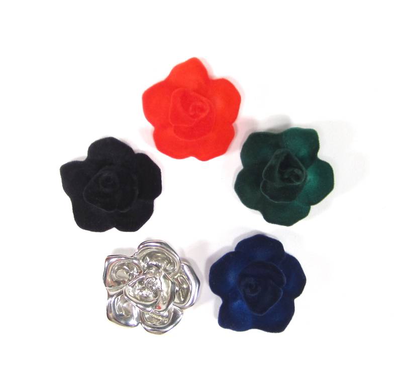 Rosen Anhänger Samt 5 cm Kettenanhänger Rot Silber Blau Schwarz Grün Made in Germany 1990 von treasuresofsoho