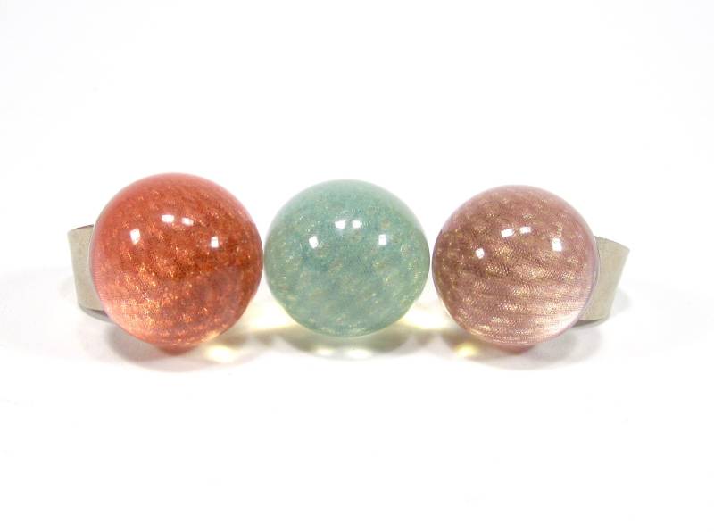 Space Age Funky Hologramm Schunkel Rund Pasteltöne Ring Set 3 Stück Kunstharz Handgemacht Hologramm Original Soho Köln 1996 Made in Cologne von treasuresofsoho