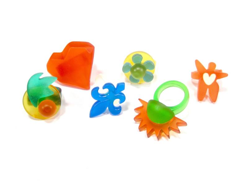 True Vintage Ring Set 90Er Kunstharz 6 Stück Herz Blume Franz. Lilie Rot Blau Grün Plastik Ringe Funky Handmade Jahre No. 37 von treasuresofsoho