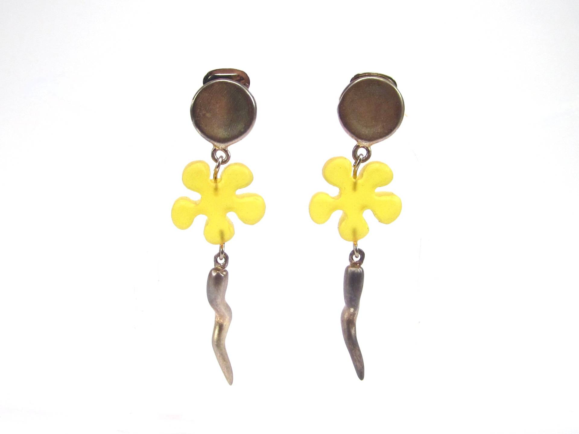 Vintage Lange Ohrclips Soho® Blume Antik Silber Kunstharz Gelb Retro Resin Kaltemail Goldgelb 1992 Made in Cologne von treasuresofsoho
