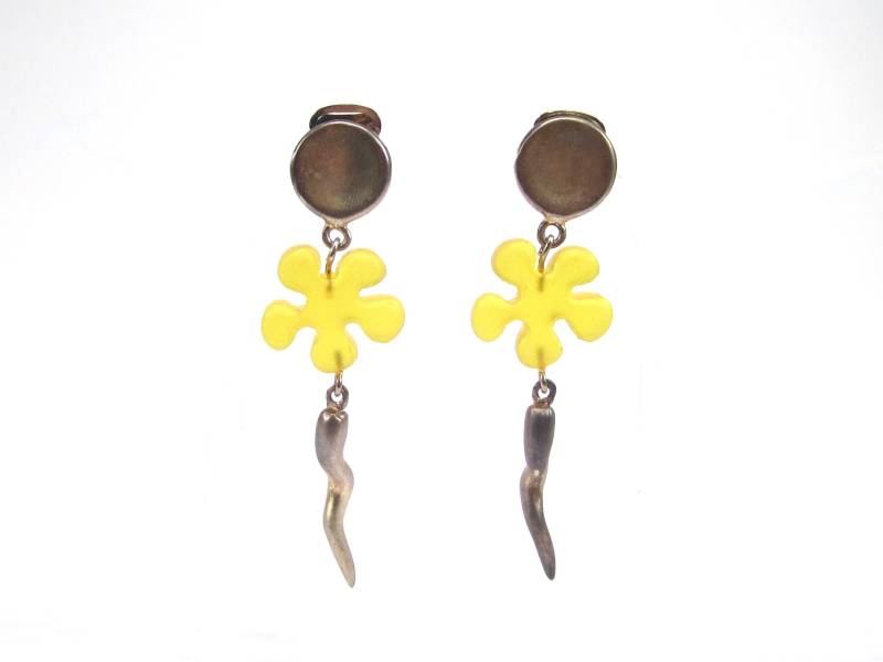 Vintage Lange Ohrclips Soho® Blume Antik Silber Kunstharz Gelb Retro Resin Kaltemail Goldgelb 1992 Made in Cologne von treasuresofsoho