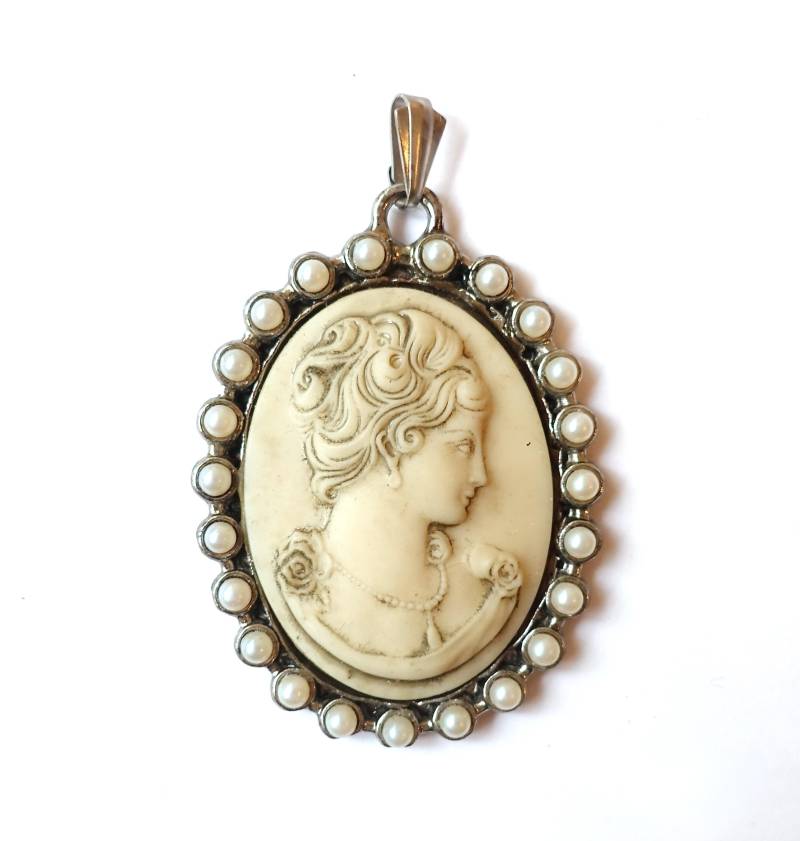 Wunderschöner Vintage Gemmen Anhänger Weiß Perlen Creme Handgemachter Glasstein Kameo Kopf Kettenanhänger 1970 Made in Germany von treasuresofsoho